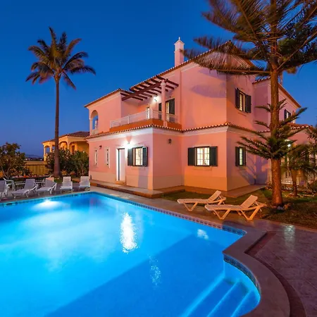 Villa Stunning 4-bed In *