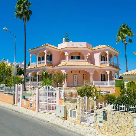 Stunning 4-bed In Villa Albufeira