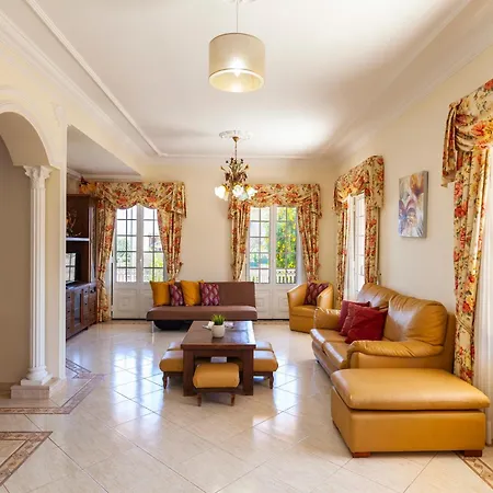 Stunning 4-bed In Albufeira